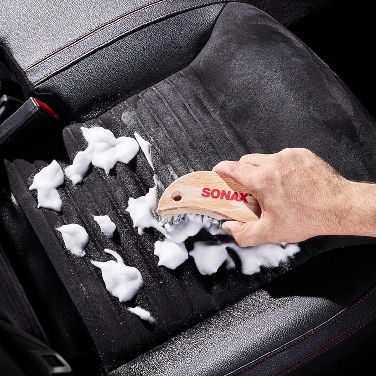 tekstila sēdekļu tīrīšana ar birsti